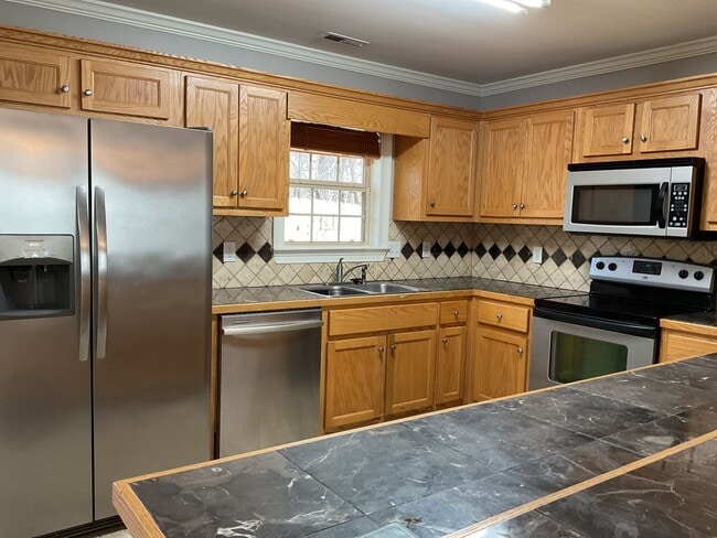 Building Photo - 10 Sarah St NW