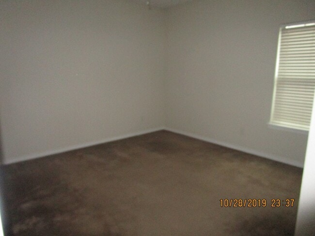 Building Photo - College Station - Spacious 3 bedroom/ 3 bath duplex off Graham Rd