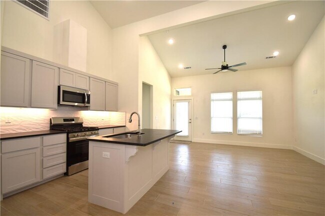Building Photo - 401 Amethyst Rd
