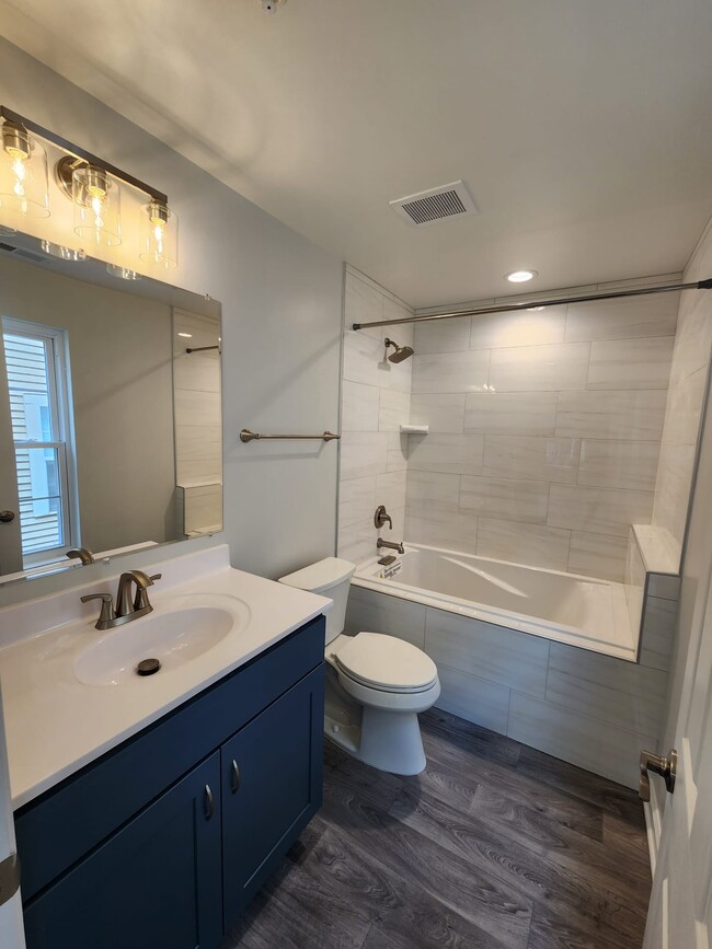 Master Bathroom - 13111 Millhaven Pl