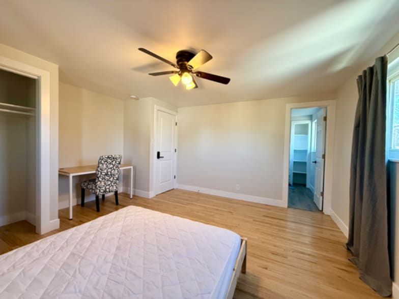 Building Photo - 9989 Dodge Dr