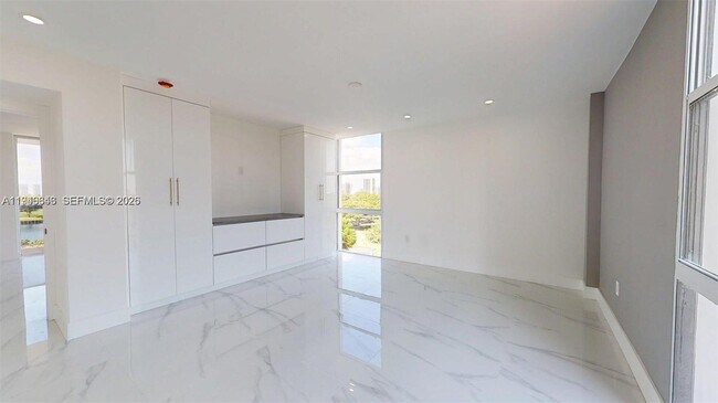 Building Photo - 3625 N Country Club Dr