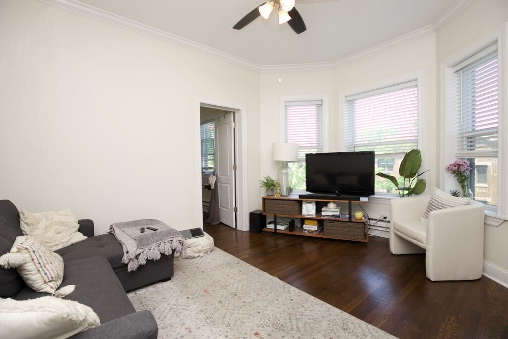 Building Photo - 923 W Waveland Ave