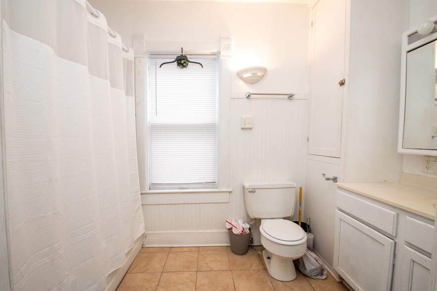 Building Photo - 1403 W Barker Ave