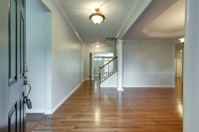 Building Photo - Luxury, Location, and Lifestyle on Rolling...