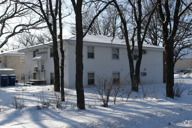 Building Photo - 2828 Verndale Ave