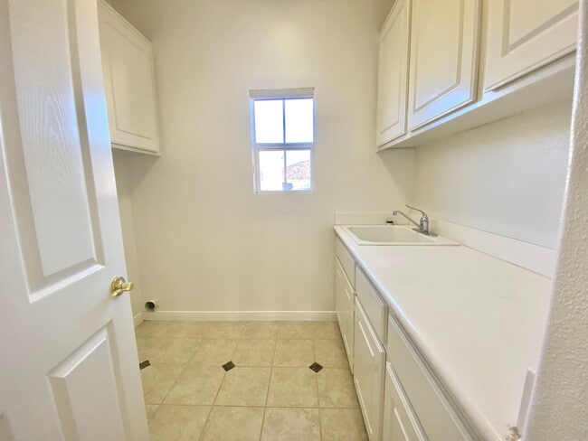 Building Photo - Spacious 4 bed 3 bath Newbury park home