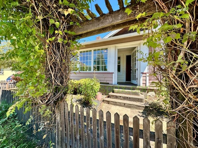 Building Photo - Huge 3 Bedroom 2 Bathroom House in Heart o...