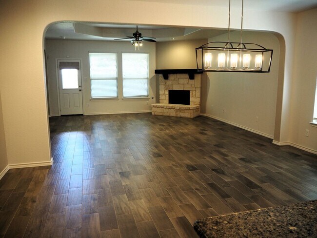 Building Photo - 812 Dove Cv