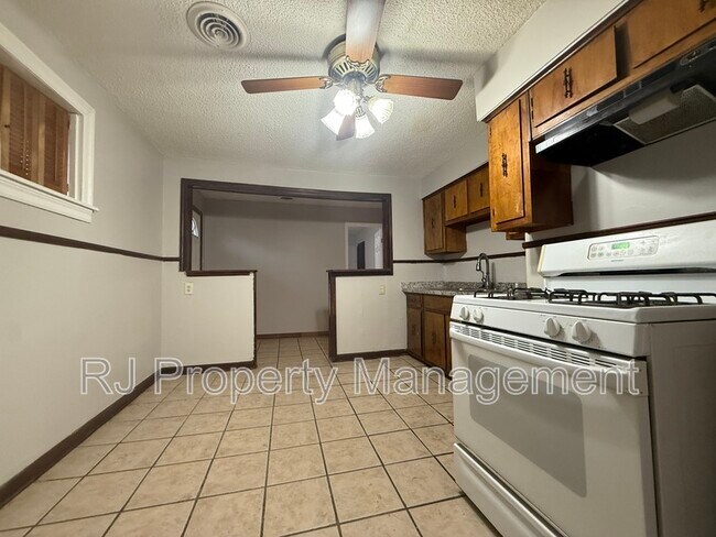 Building Photo - 1450 Gold Ave