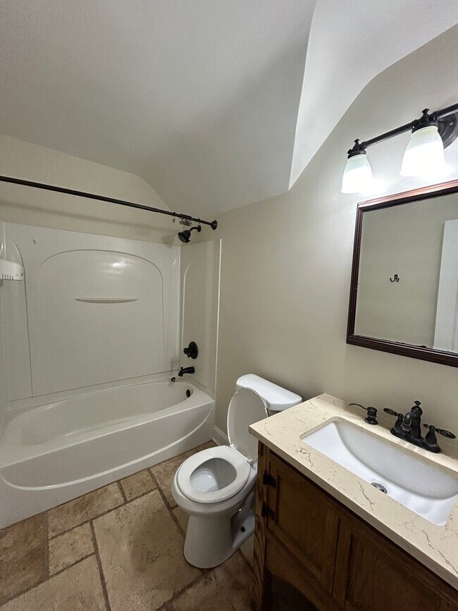 Building Photo - 3 bedroom 1 bath home in Moline