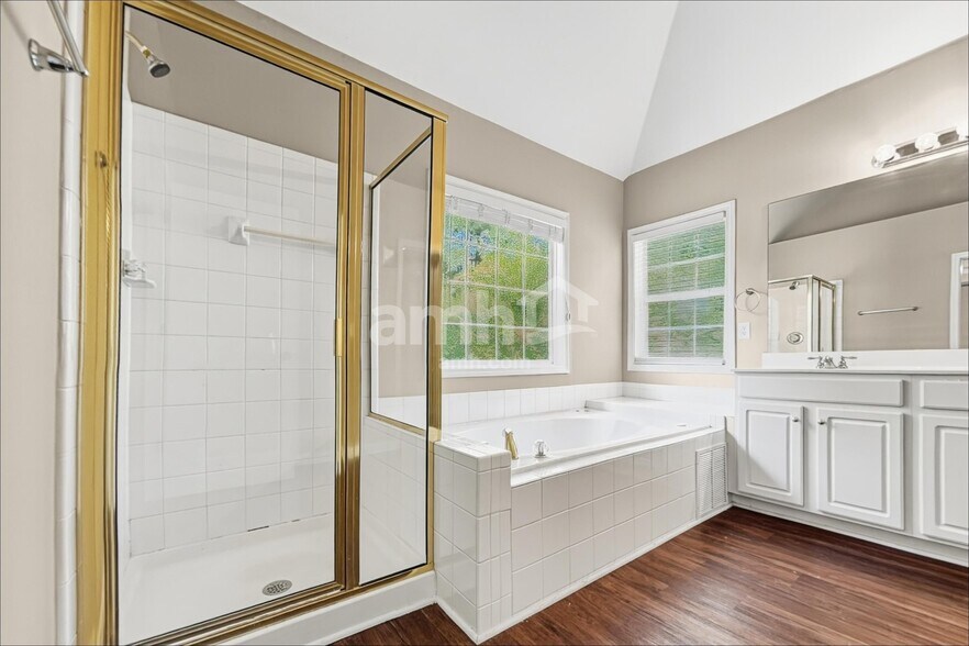 Building Photo - 2420 Queensboro Ln