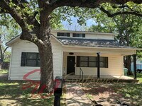 Building Photo - Outstanding 3 bedroom with extra bonus room and screened in porch!