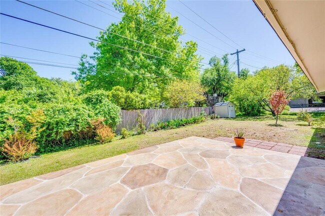 Building Photo - 405 Westbrook Dr