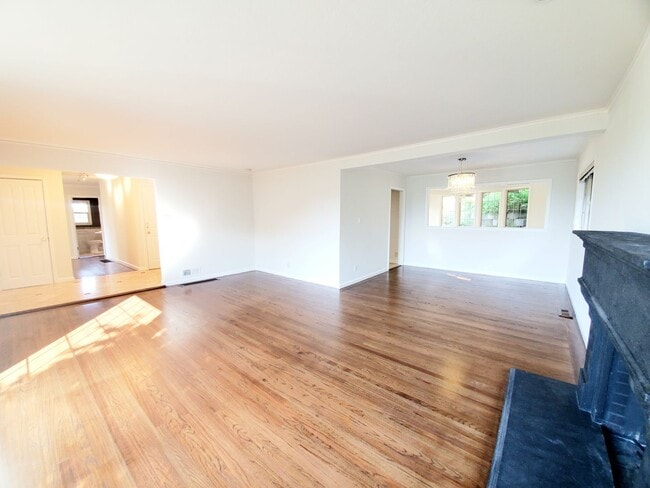 Building Photo - 2745 Summit Dr