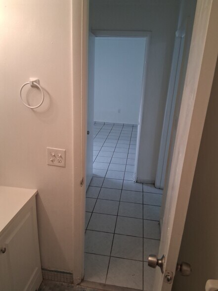 Building Photo - 1605 NE Miami Gardens Dr