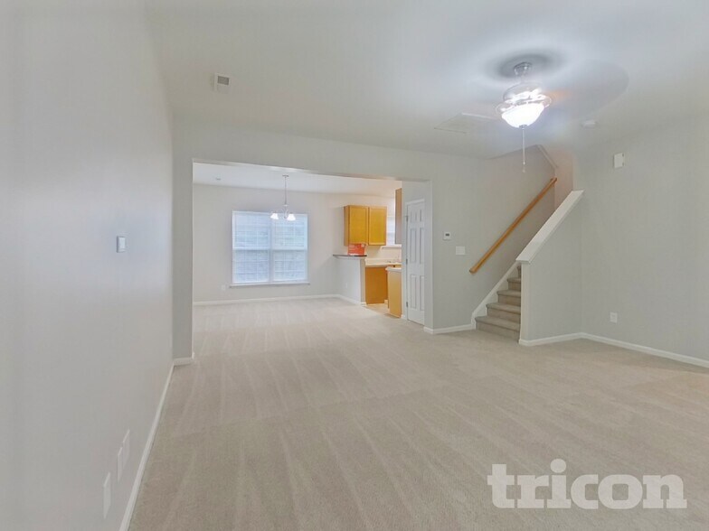 Building Photo - 2092 Roscommon Dr