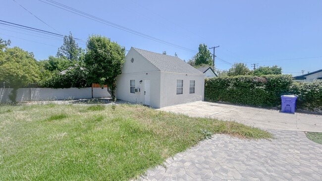 Building Photo - For rent! This charming 4-bedroom, 3-bathr...
