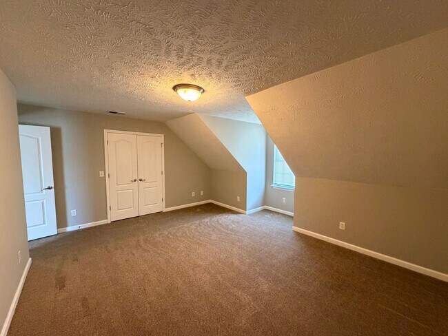 Building Photo - 3 BR, 2.5 BA, 2 Car Garage, Fenced in Backyard