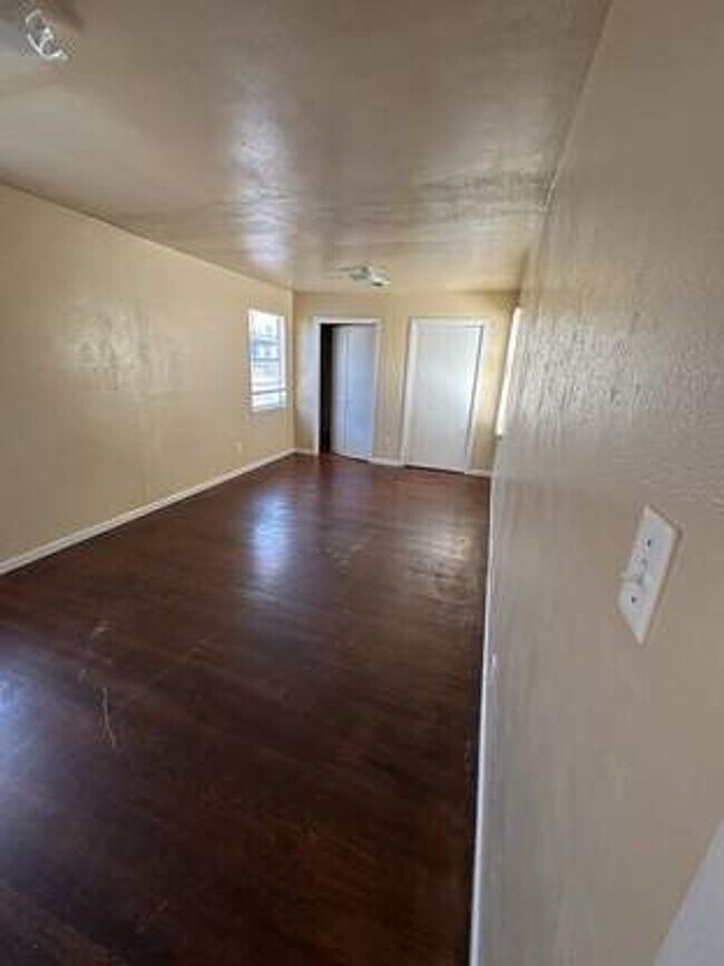 Building Photo - AVAILABLE NOW!