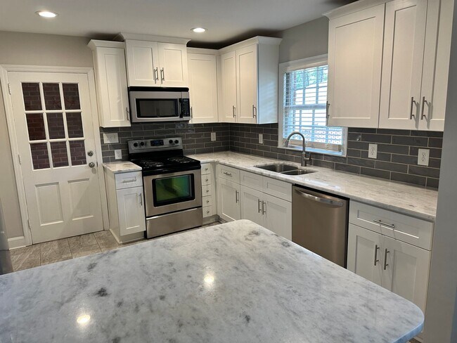 Building Photo - Myers Park 3 Bedrooms 2 Bathroom Duplex!