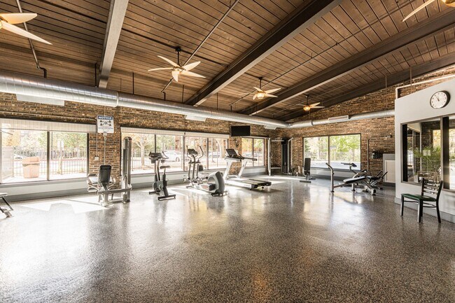 Building Photo - 125 Lakeview Dr