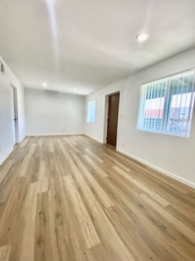 Building Photo - 4 bed 3, bath with connected guest house