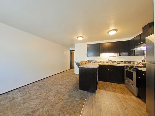 Building Photo - 1 Bedroom Apartment ~ Close to Campus ~ Small Pet Friendly