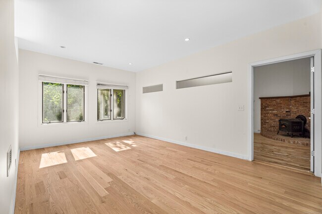 Building Photo - 23 Vine Hill Rd