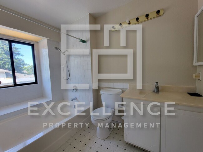 Building Photo - 3/2.5 Townhouse with 2 Car Garage,