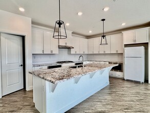 Building Photo - 5 YEARS NEW,  FORMER MODEL HOME BUILT BY LENNAR HOMES, 4 BED, 2.5 BATH, 2 CAR GARAGE