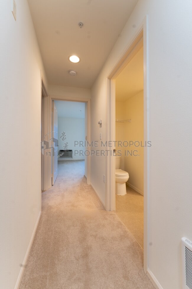 Building Photo - 4343 Roosevelt Way NE