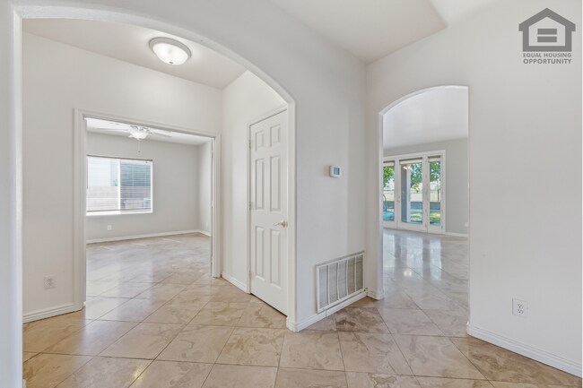 Building Photo - 5Bed/3Bath House at 67th Ave/Deer Valley Rd! Ready for Immediate Move-In! -- GOLF COURSE VIEWS! R...