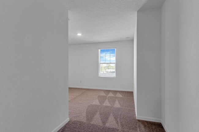 Building Photo - Like-New Ashton Woods Spacious 5BR 4BA, Prime Location Near I-4!