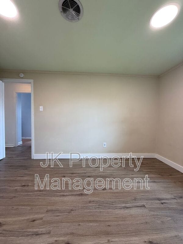 Building Photo - 3005 7th Ave N
