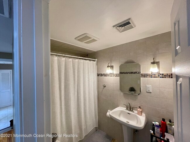 Building Photo - 425 Sylvania Ave