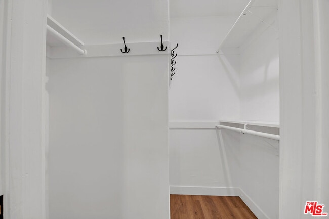 Building Photo - 950 Havenhurst Dr