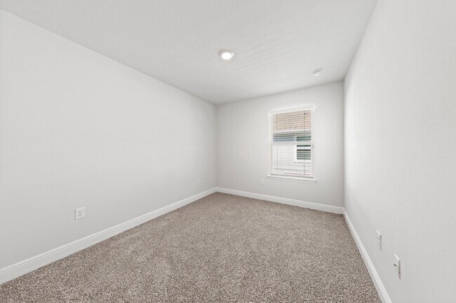 Building Photo - 1027 McLaren Cir