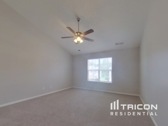 Building Photo - 825 Raindrops Rd