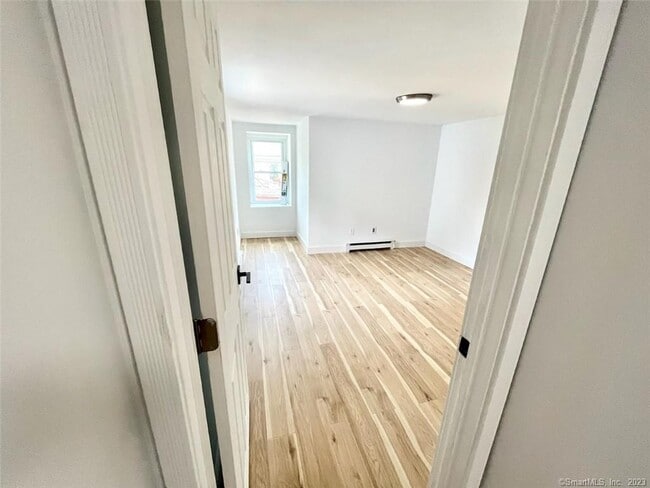 Building Photo - 546 Main St