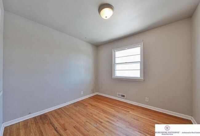 Building Photo - 3 bedroom in Omaha NE 68114