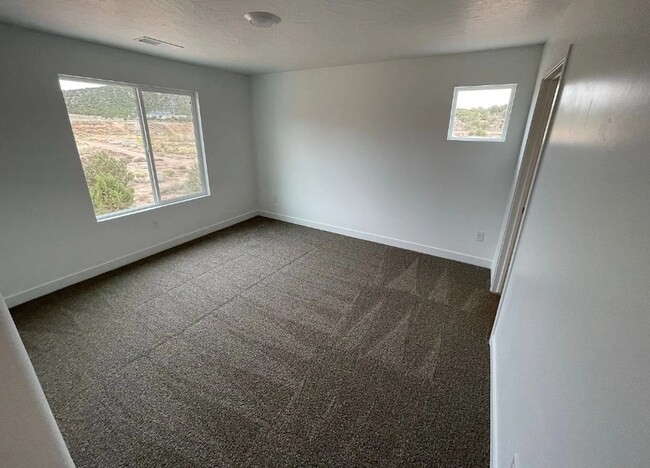 Building Photo - Spacious 3 Bedroom 2.5 Bathroom End Unit in Cedar City!