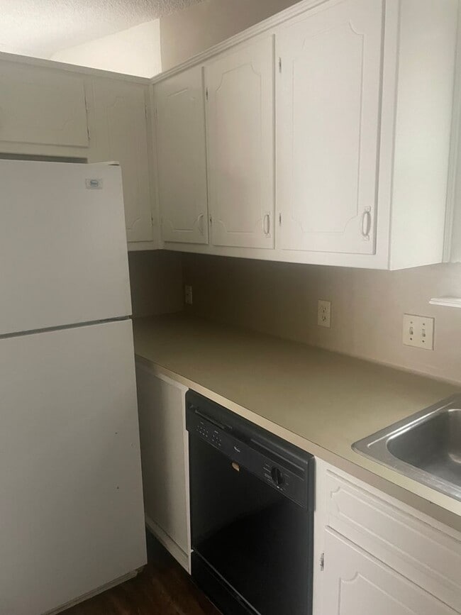 Building Photo - 2/1 ptisd Available for immediate Move in