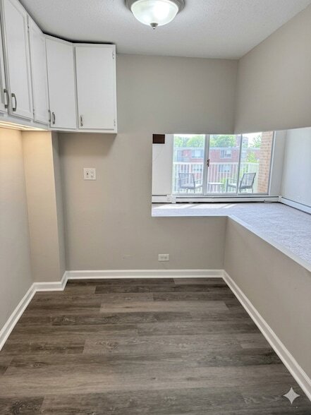 Building Photo - 2211 S Stewart Ave