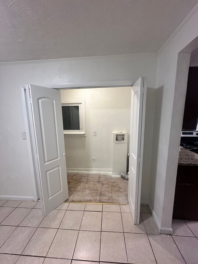 Building Photo - Fully renovated Cape Cod house!