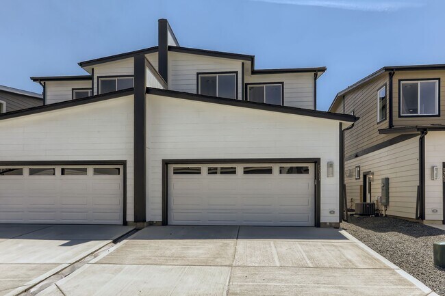 Building Photo - Stunning 3 Bed 2 1/2 Bath Home - Move in Special!