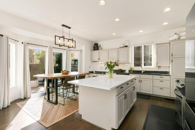 Building Photo - 329 Wyss St