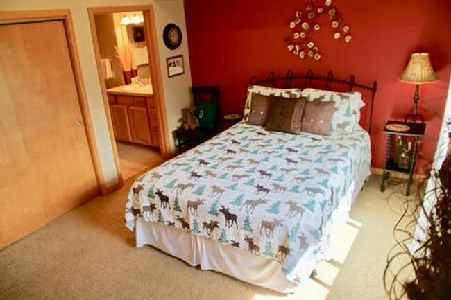 Building Photo - Long Term or Seasonal: Warm inviting condo for your family in the Colorado Rocky Mountains with a...