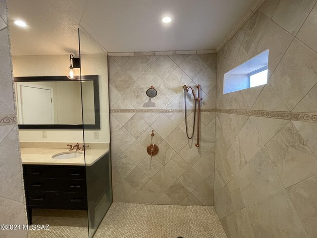 Building Photo - 5830 E Cll Del Ciervo