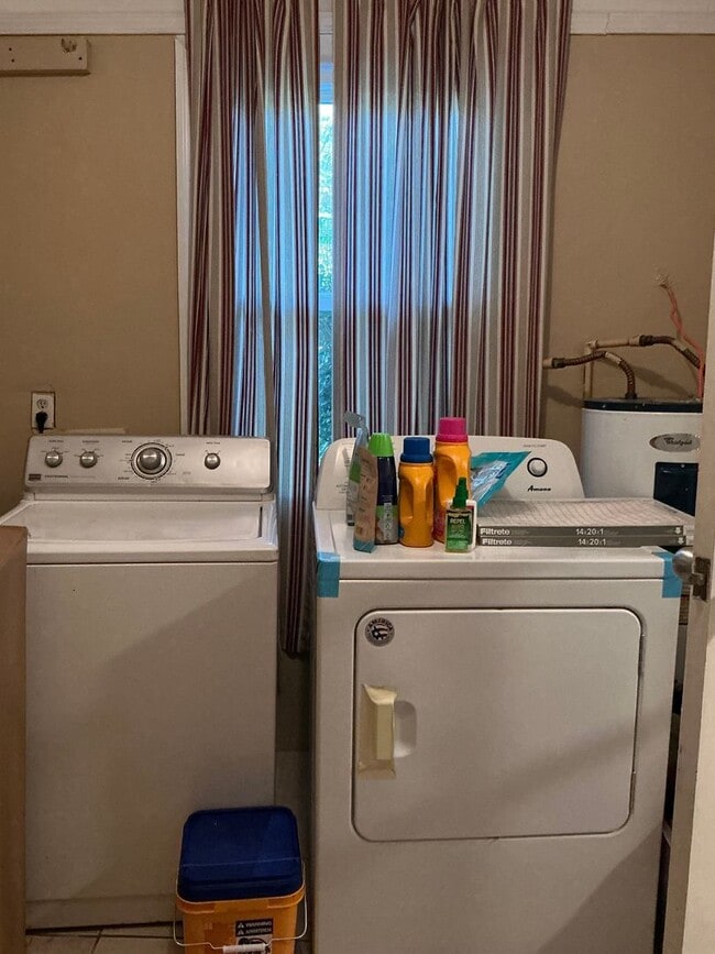 Building Photo - 2 Bedroom / One bathroom house!